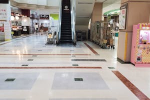 【ヨシヅヤ平和店】ポップアップやプロモーションに適した地域密着型商業施設の食品レジ前吹抜スペース