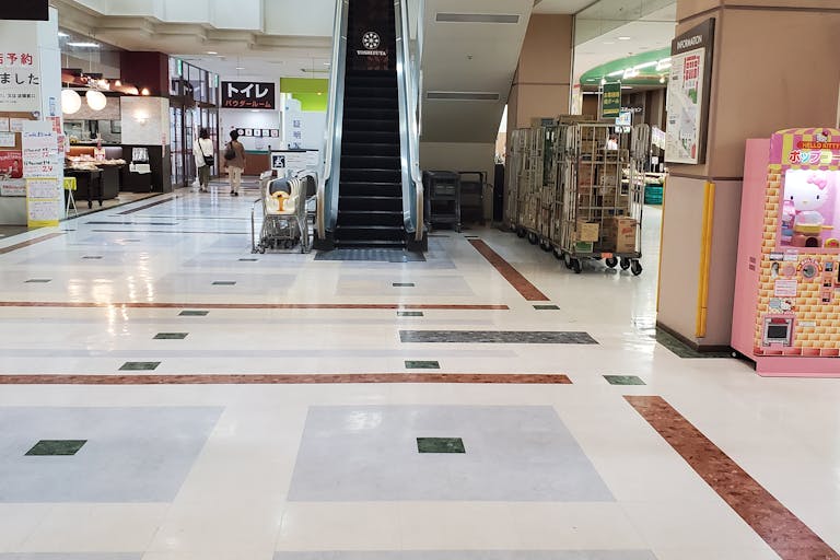 【ヨシヅヤ平和店】ポップアップやプロモーションに適した地域密着型商業施設の食品レジ前吹抜スペースの画像2