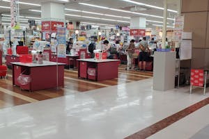【ヨシヅヤ平和店】ポップアップやプロモーションに適した地域密着型商業施設の食品レジ前吹抜スペース