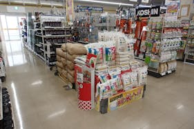 【サンデー花巻店】屋内レジ前 食物販やプロモーション等の出店に最適なホームセンター店内のイベントスペース