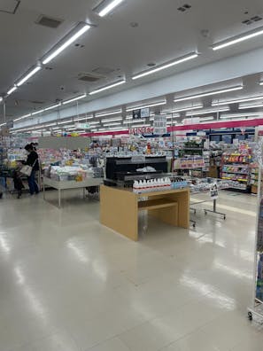 【いなげや大和相模大塚駅前店】各種プロモーションイベントに最適なスーパーマーケットの店内レジ横スペース