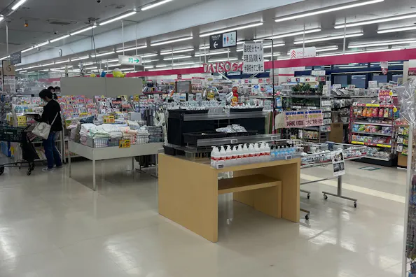 【いなげや大和相模大塚駅前店】各種プロモーションイベントに最適なスーパーマーケットの店内レジ横スペース