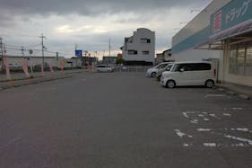 【ドラッグセイムス西脇店】キッチンカー出店やプロモーション催事に最適なドラッグストアの駐車場イベントスペース