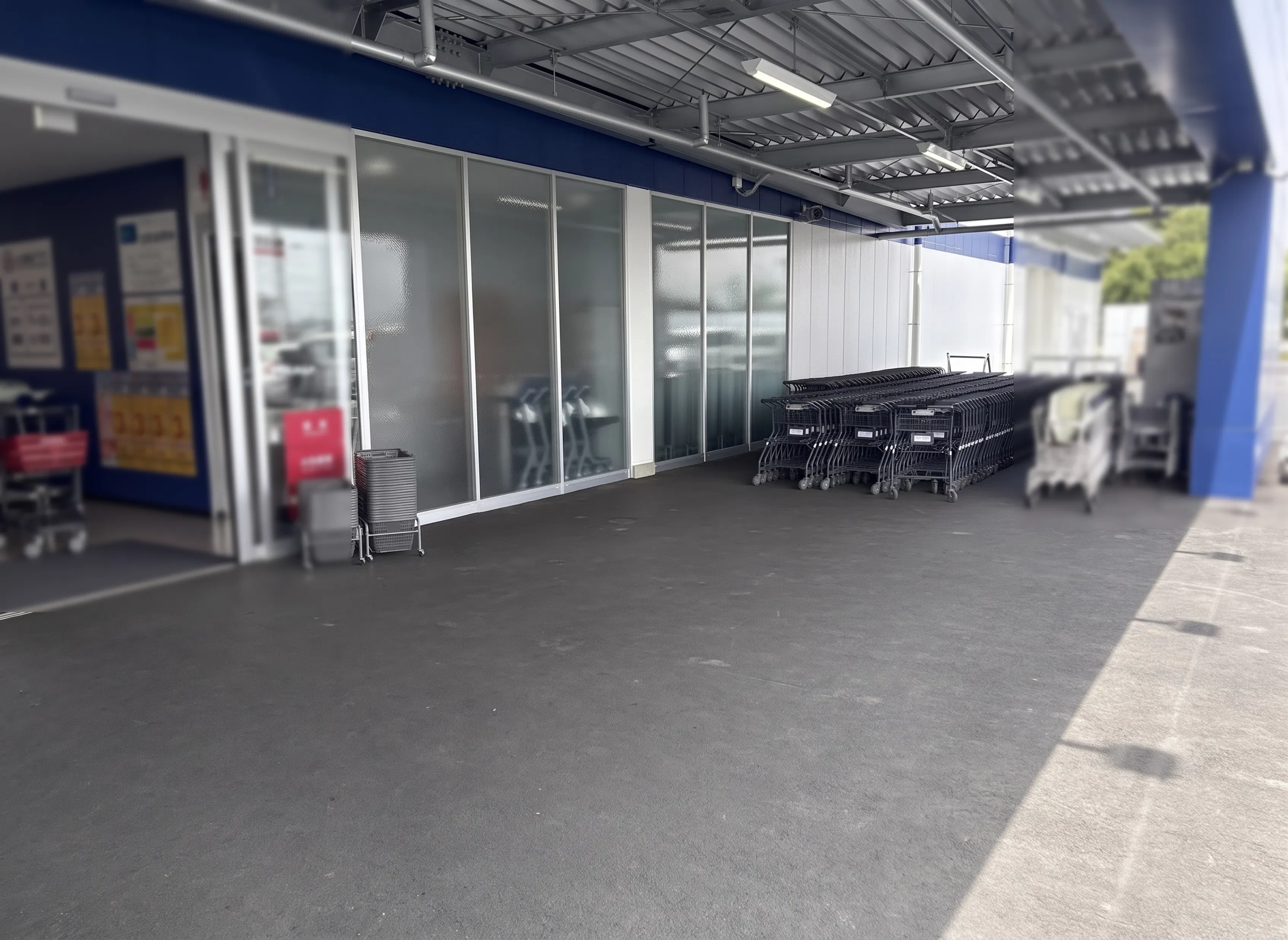 【スーパーセンタートライアル深谷川本店】入口横 ポーチ内 軒下 ※電源なし