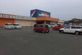 【ミスターマックス 伊万里店】店頭左側 販促プロモーションや物販用途に最適な総合ディスカウントストアの催事イベントスペース