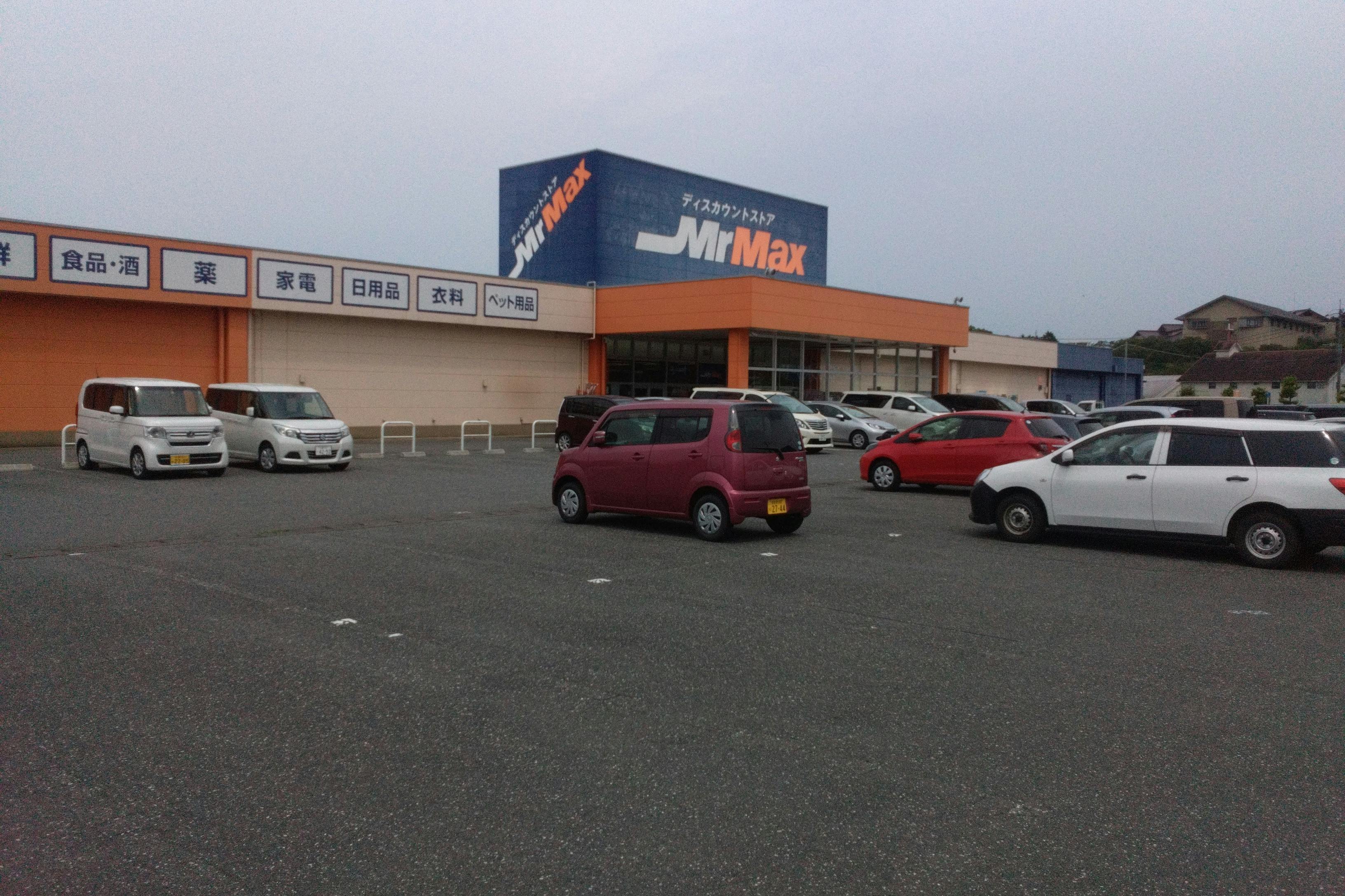 【ミスターマックス 伊万里店】店頭左側 販促プロモーションや物販用途に最適な総合ディスカウントストアの催事イベントスペース