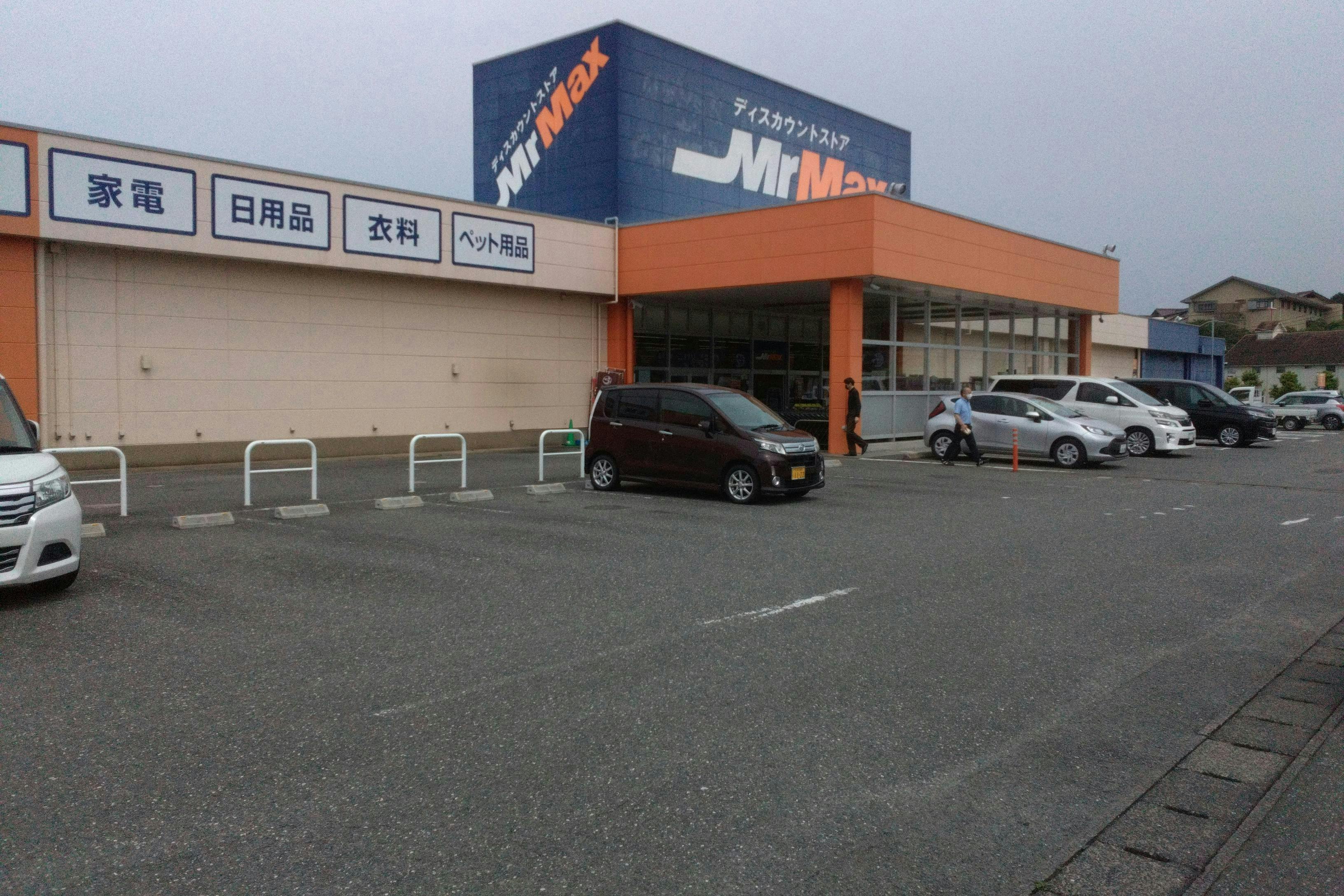 【ミスターマックス 伊万里店】店頭左側 販促プロモーションや物販用途に最適な総合ディスカウントストアの催事イベントスペースの画像