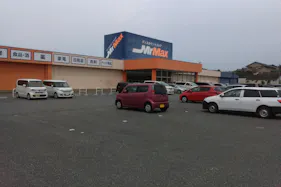 【ミスターマックス 伊万里店】店頭左側 販促プロモーションや物販用途に最適な総合ディスカウントストアの催事イベントスペース