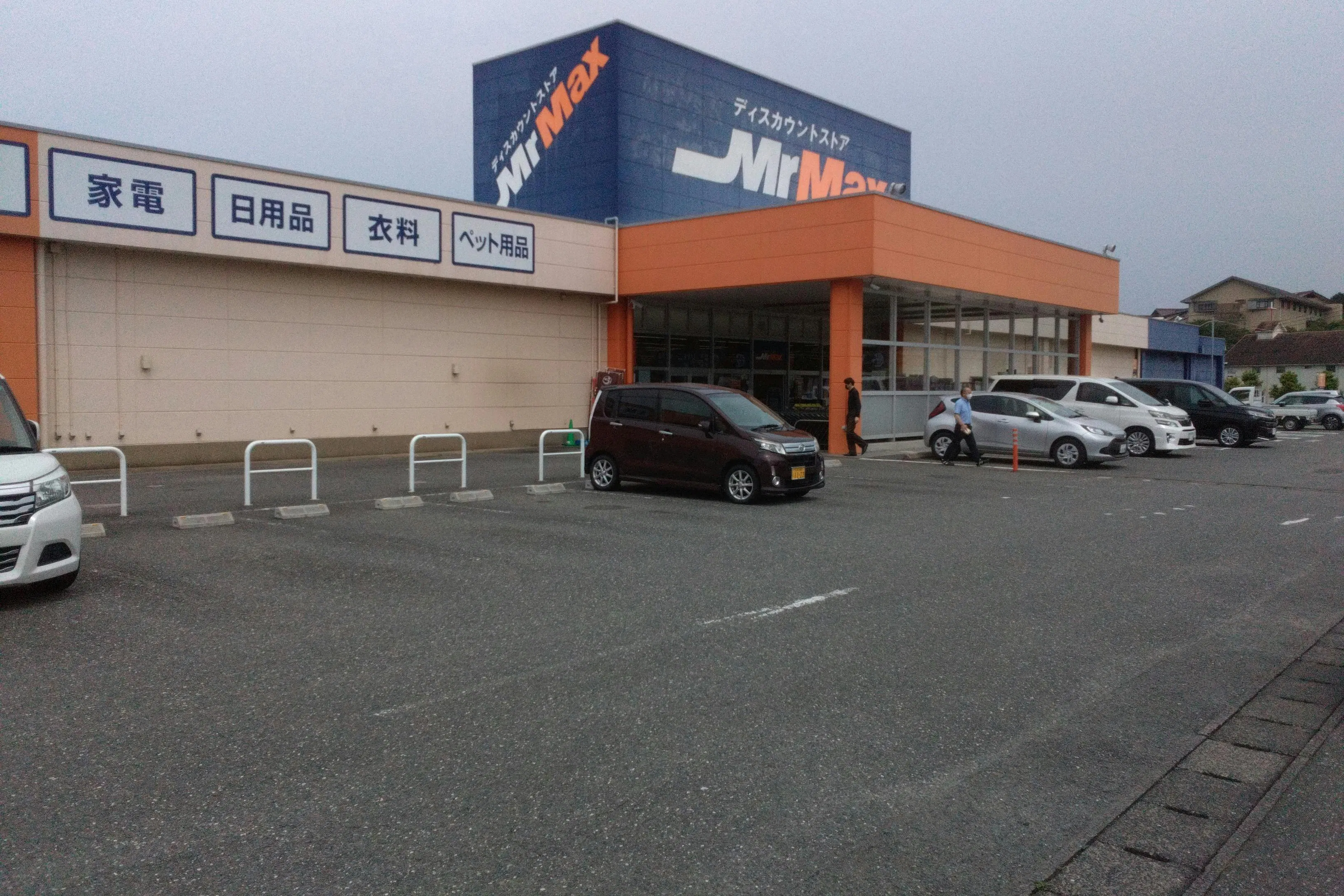 【ミスターマックス 伊万里店】店頭左側 販促プロモーションや物販用途に最適な総合ディスカウントストアの催事イベントスペース