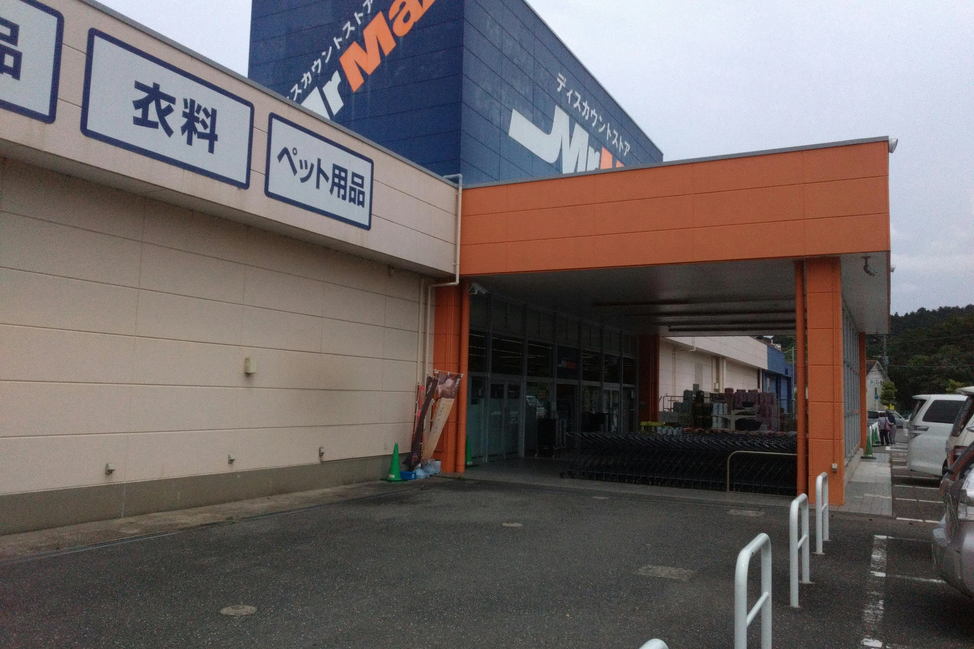 【ミスターマックス 伊万里店】店頭左側 物販用途に最適な総合ディスカウントストアの催事イベントスペース