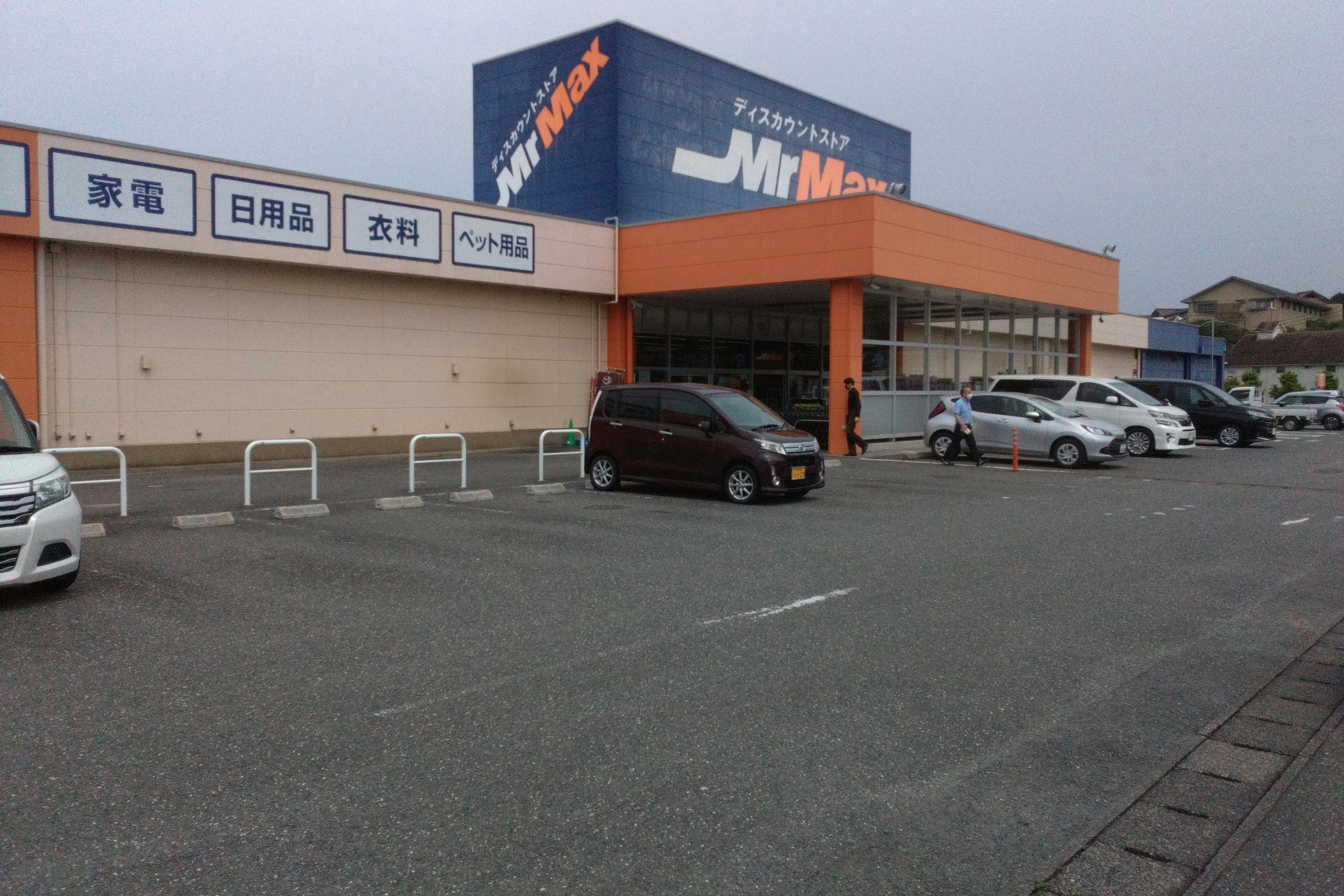 【ミスターマックス 伊万里店】店頭左側 物販用途に最適な総合ディスカウントストアの催事イベントスペース