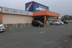 【ミスターマックス 伊万里店】店頭左側 物販用途に最適な総合ディスカウントストアの催事イベントスペース