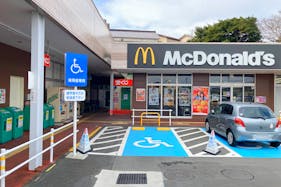 【イオンタウン稲取】プロモーションイベントや各種物販イベントに最適な大型スーパーとファストフード店の間にある通行量の多い屋外スペース