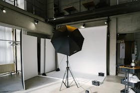 【恵比寿駅5分】展示会やポップアップ、撮影などに適したスタイリッシュな打放しの建物の中にあるイベントスペース