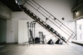 【恵比寿駅5分】展示会やポップアップ、撮影などに適したスタイリッシュな打放しの建物の中にあるイベントスペース