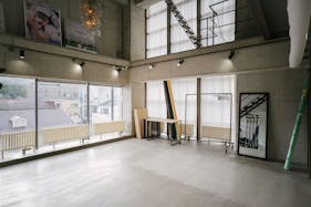 【恵比寿駅5分】展示会やポップアップ、撮影などに適したスタイリッシュな打放しの建物の中にあるイベントスペース