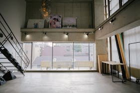 【恵比寿駅5分】展示会やポップアップ、撮影などに適したスタイリッシュな打放しの建物の中にあるイベントスペース