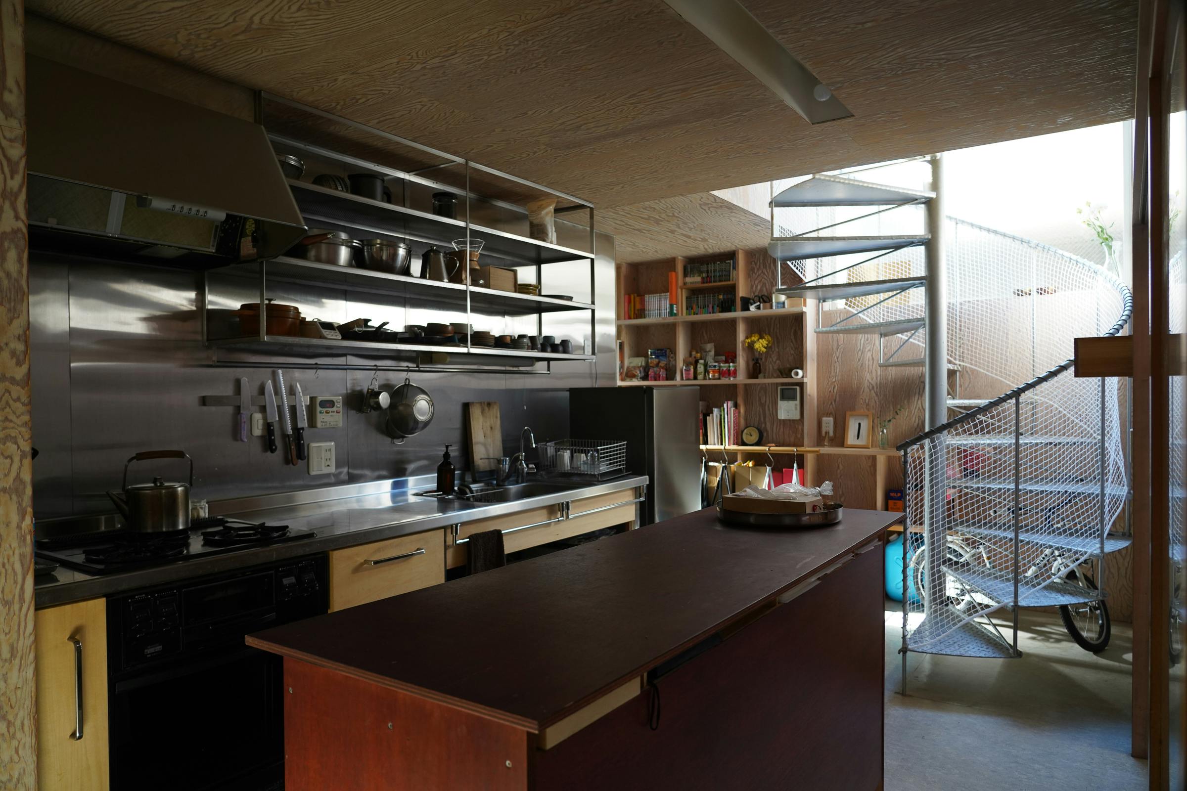 【池ノ上駅6分】撮影に適した光と影・素材が特徴的な自宅兼スタジオ