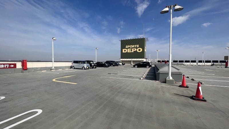 【ヘイワールド!!/スカイエリア】車両展示会やマルシェ等の大規模屋外イベントに最適な地域密着型の商業施設屋上のイベントスペース