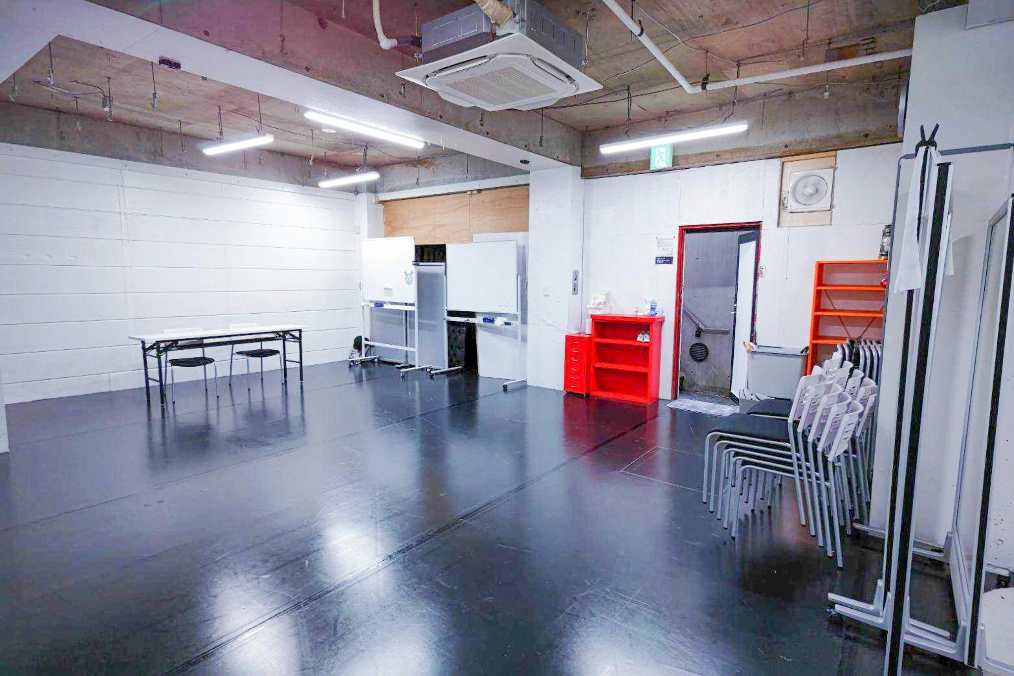 【南阿佐ケ谷駅3分】24時間営業!深夜練習に最適!!演劇稽古やワークショップ、白壁を利用した撮影会場に適した駅近で備品充実のレンタルスタジオ