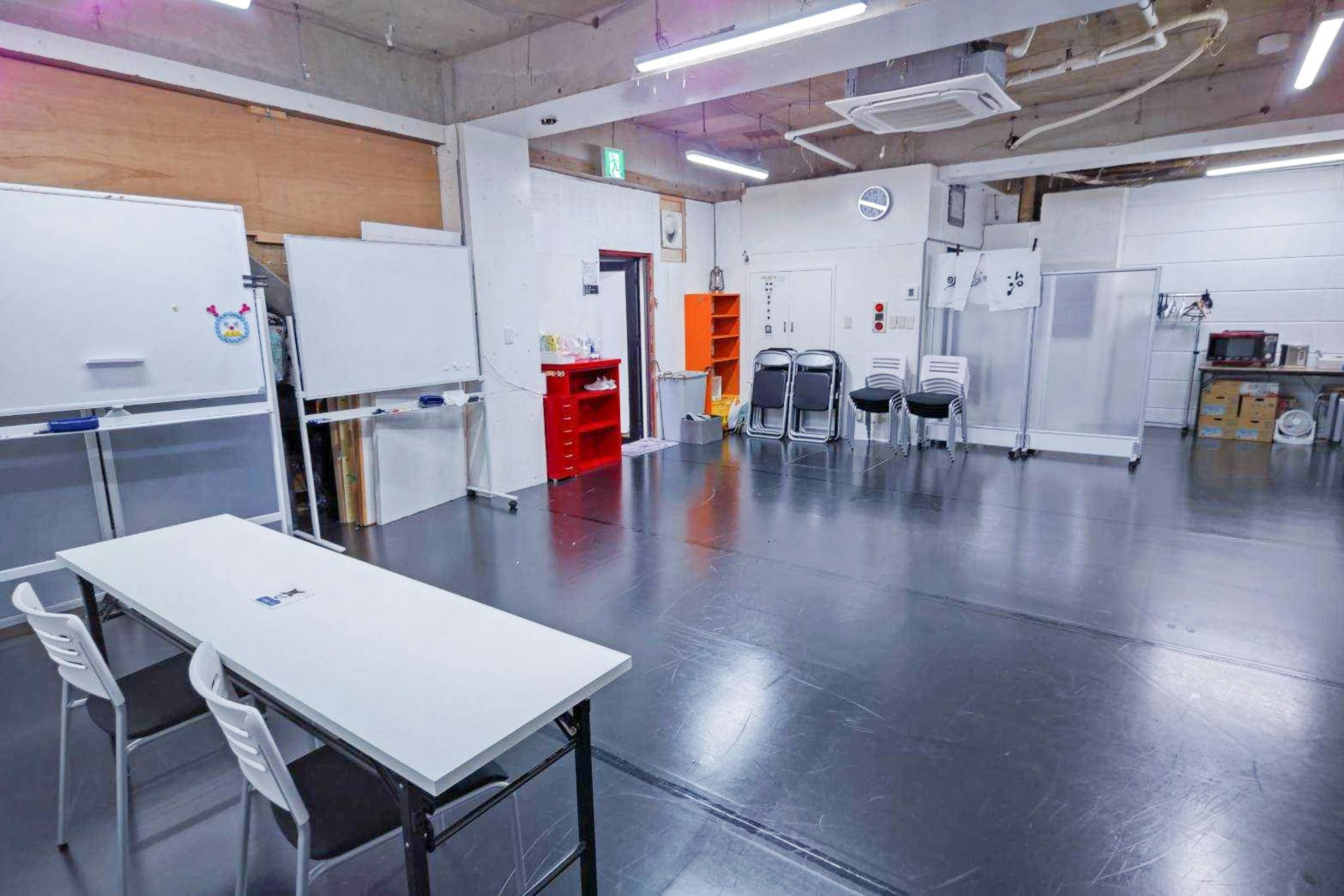 【南阿佐ケ谷駅3分】24時間営業!深夜練習に最適!!演劇稽古やワークショップ、白壁を利用した撮影会場に適した駅近で備品充実のレンタルスタジオ