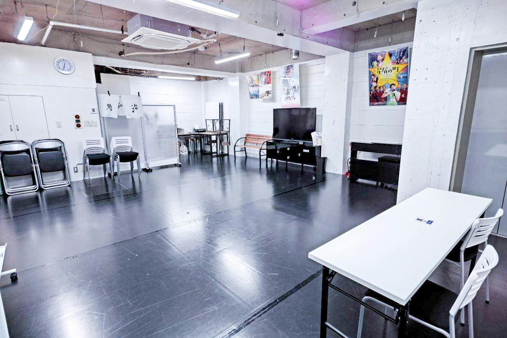 【南阿佐ケ谷駅3分】24時間営業!深夜練習に最適!!演劇稽古やワークショップ、白壁を利用した撮影会場に適した駅近で備品充実のレンタルスタジオ