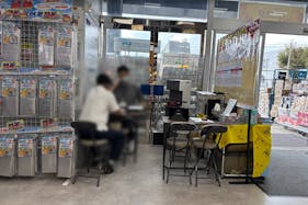 【メガセンタートライアル日向店】PR活動や食物販に利用可能な 1F風除室前イベントスペース