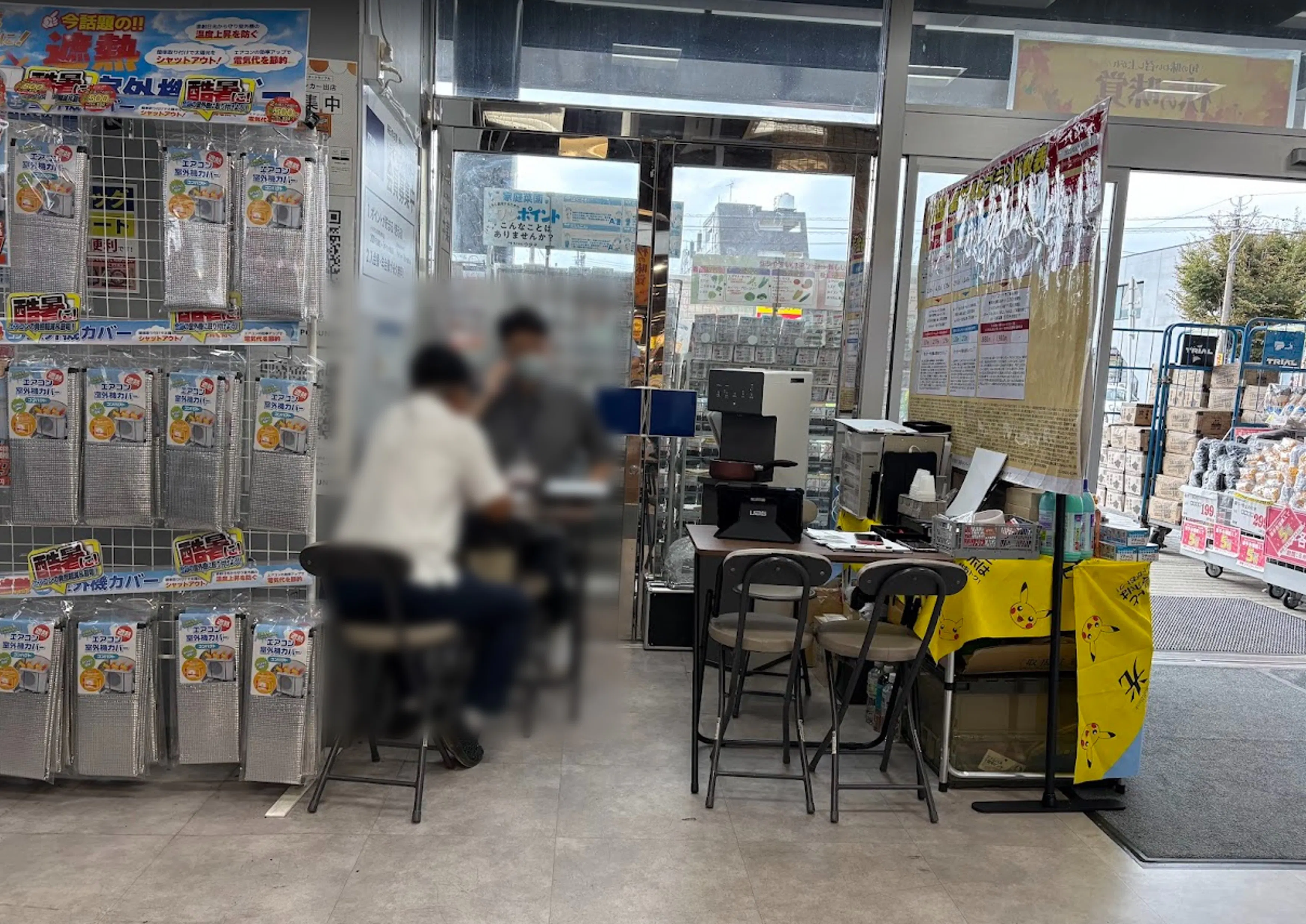 【メガセンタートライアル日向店】PR活動や食物販に利用可能な 1F風除室前イベントスペース