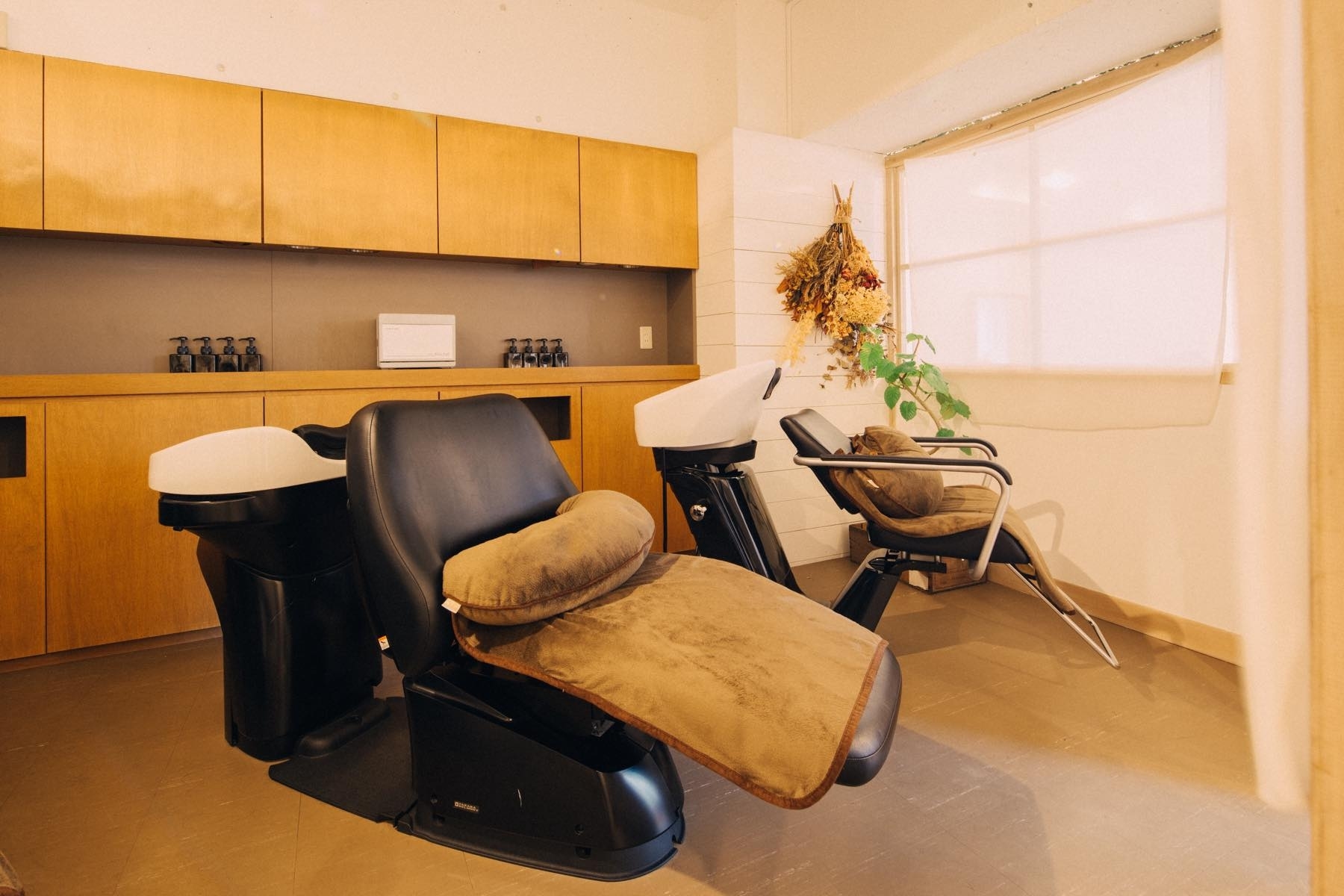 【中目黒駅3分】展示・プロモーションに適した白が基調ナチュラルテイスト美容院内レンタルスペース