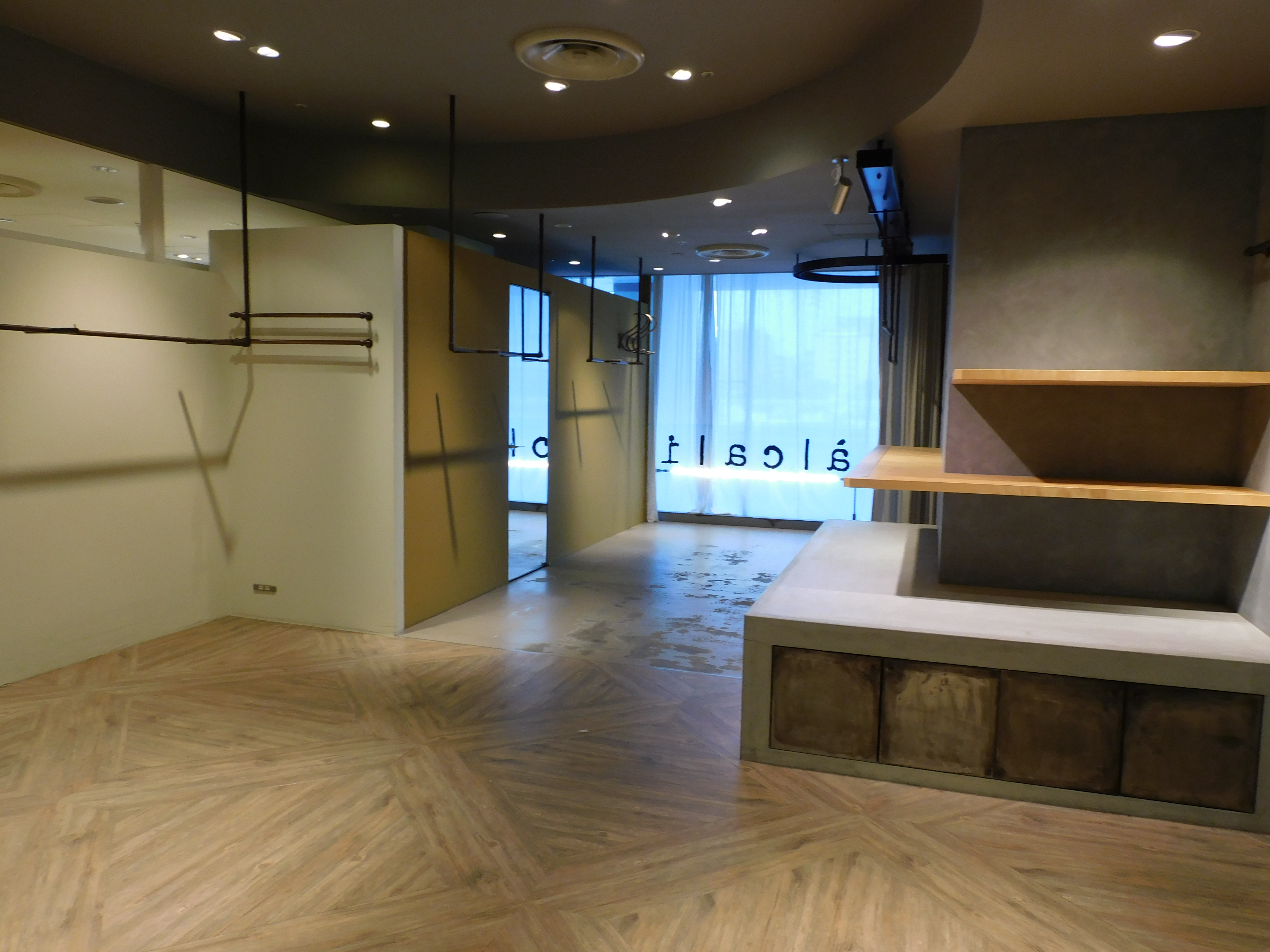 【マリエとやま】ポップアップ利用に適した館内出入口横のイベントスペースの画像4