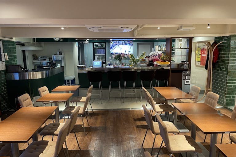 【神戸駅3分】各種展示会やセミナー、オフサイトミーティングに最適な駅近スポーツバーの画像1