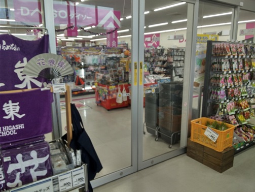 【サンデー花巻南新田店】店内入口付近　食物販やプロモーション等の出店に最適なホームセンター店内のイベントスペース