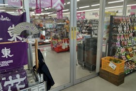 【サンデー花巻南新田店】店内入口付近 食物販やプロモーション等の出店に最適なホームセンター店内のイベントスペース