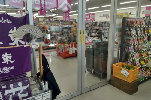 【サンデー花巻南新田店】店内入口付近 食物販やプロモーション等の出店に最適なホームセンター店内のイベントスペース