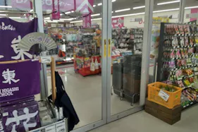 【サンデー花巻南新田店】店内入口付近 食物販やプロモーション等の出店に最適なホームセンター店内のイベントスペース