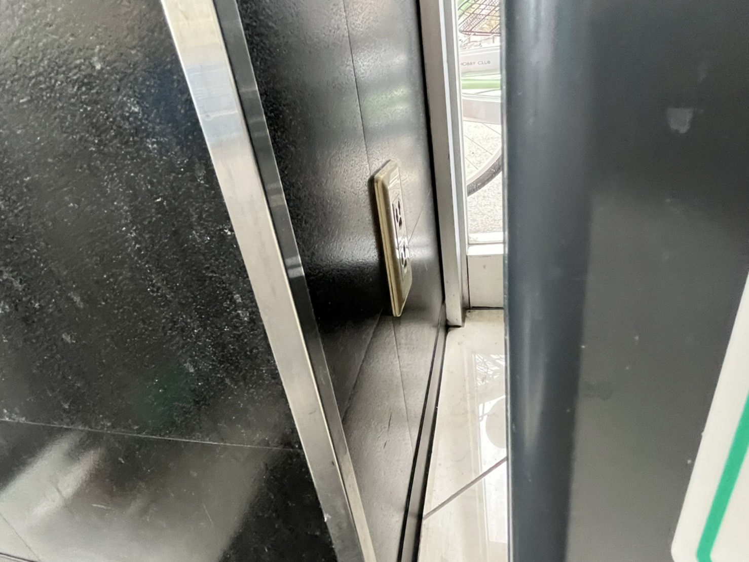 【オークワ熊野】販促キャンペーンやプロモーションイベントに適した風除室スペース