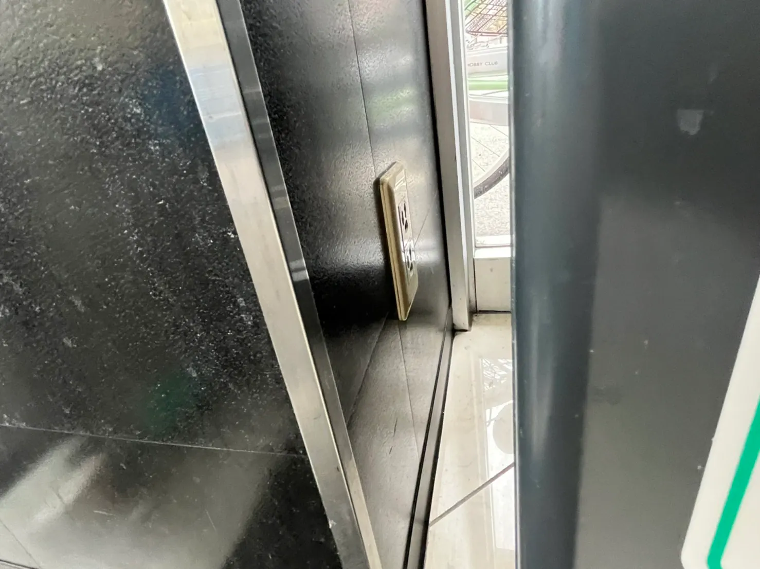 【オークワ熊野】販促キャンペーンやプロモーションイベントに適した風除室スペース