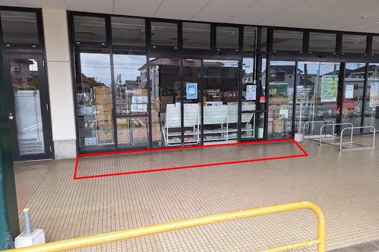 【ウオエイ金巻店】プロモーションや食物販に最適な視認性の高い軒下のスペースの画像1