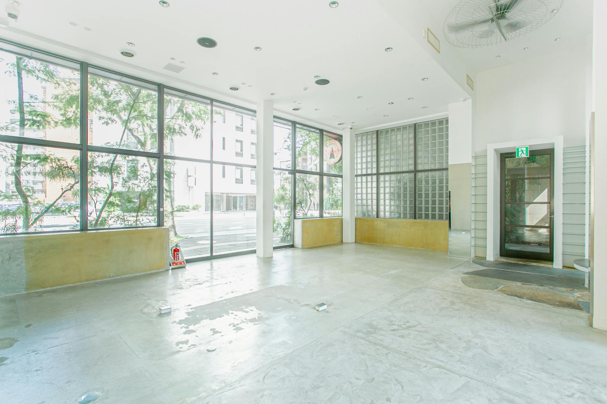 【博多駅7分】大通り沿いに面したガーデン付き一棟貸切ガラス張りスペース