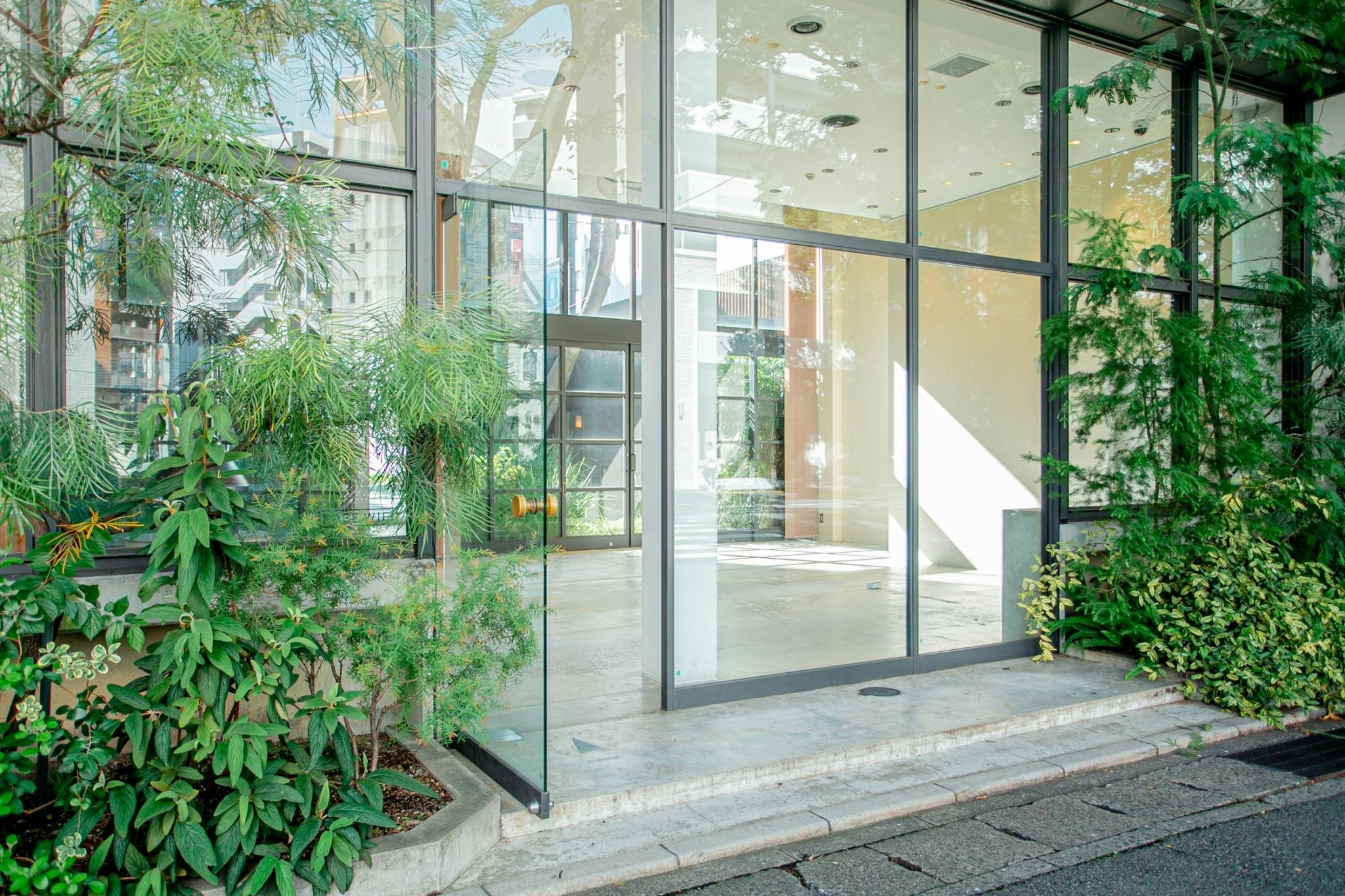 【博多駅7分】大通り沿いに面したガーデン付き一棟貸切ガラス張りスペース