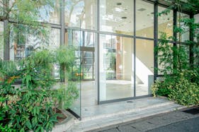 【博多駅7分】大通り沿いに面したガーデン付き一棟貸切ガラス張りスペース
