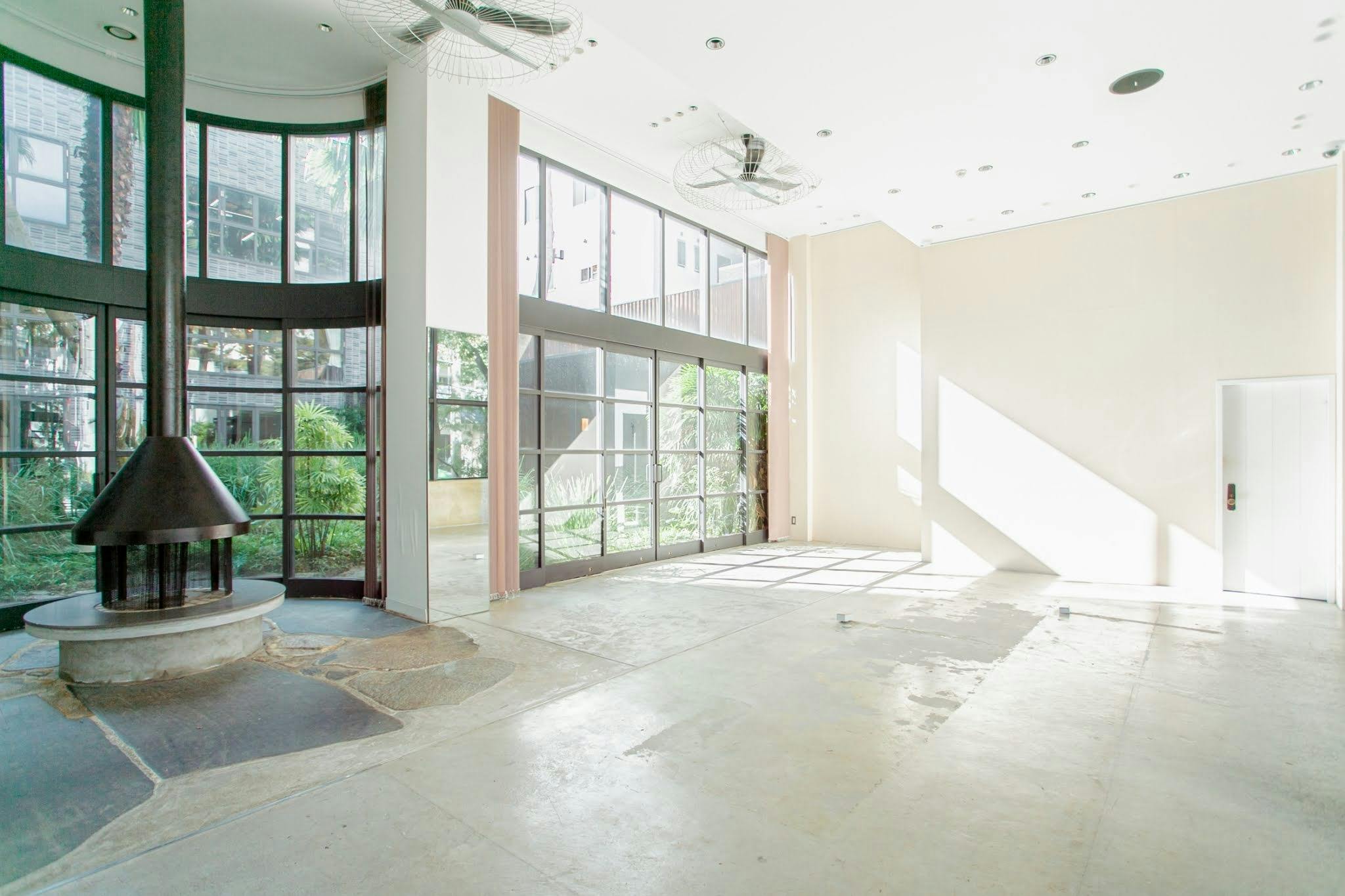 【博多駅7分】大通り沿いに面したガーデン付き一棟貸切ガラス張りスペース