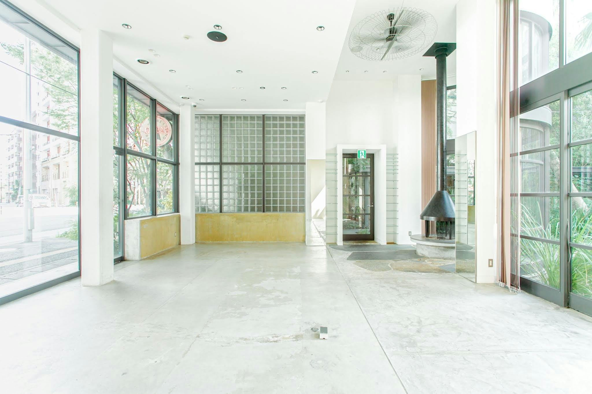 【博多駅7分】大通り沿いに面したガーデン付き一棟貸切ガラス張りスペース