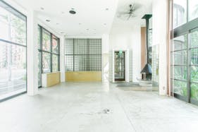 【博多駅7分】大通り沿いに面したガーデン付き一棟貸切ガラス張りスペース