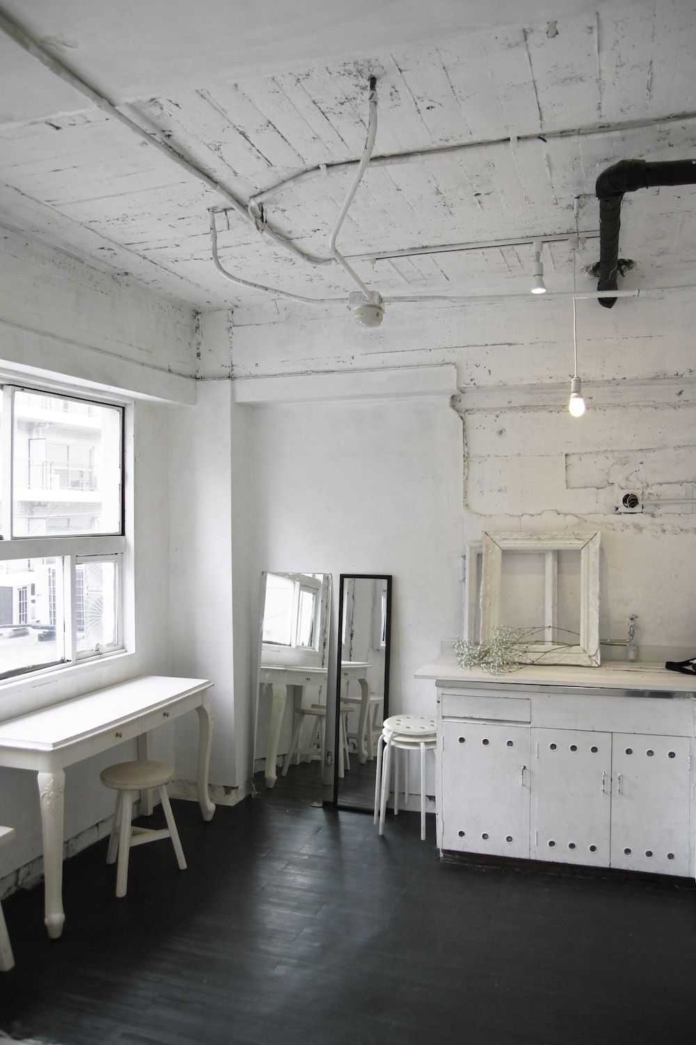 白い空間で日中は程よく光が回ります。