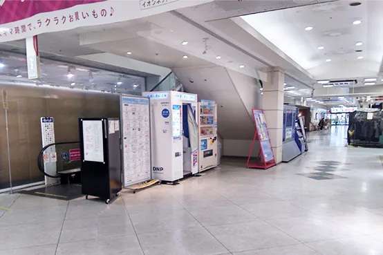 【イオン県央店】物販、食物販のポップアップストアに最適な1F専門店側エスカレーター下催事スペース