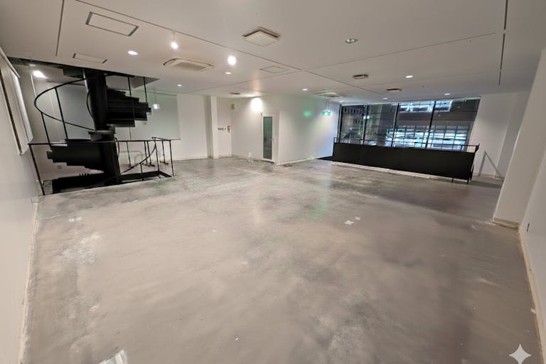 吹き抜け階段、螺旋階段、大きなガラス窓が特徴的