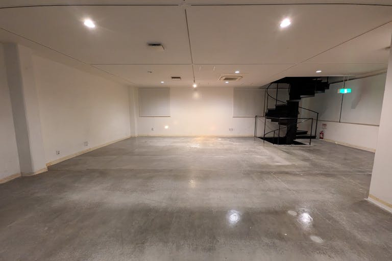 天井高2.7m、床面積75㎡の開放的な空間