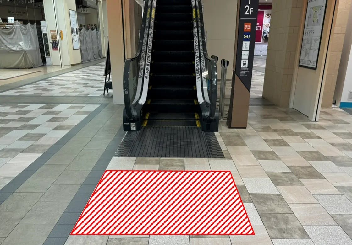 【あまがさきキューズモール】あまがさきキューズモール【メディア】「⑧‐bフロアシート(エスカレーター前)」の画像