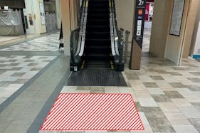 【あまがさきキューズモール】あまがさきキューズモール【メディア】「⑧‐bフロアシート(エスカレーター前)」